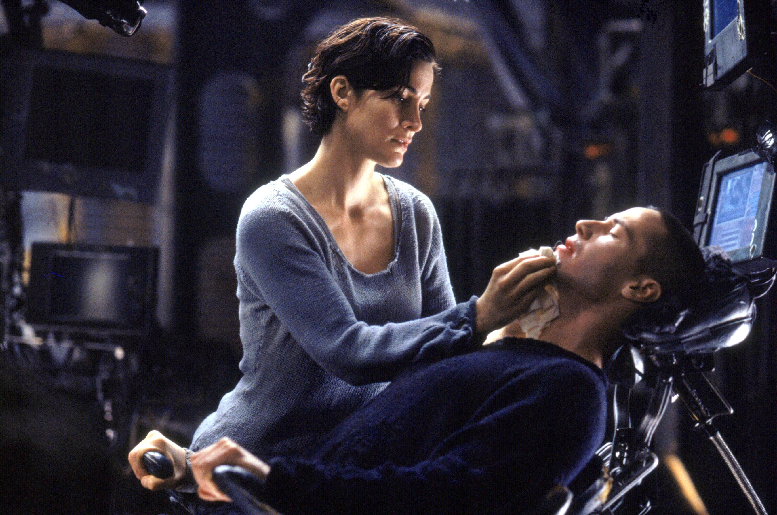 THE MATRIX, Carrie-Anne Moss, Keanu Reeves, 1999. (c) Warner Bros./ Courtesy: Everett Collection.